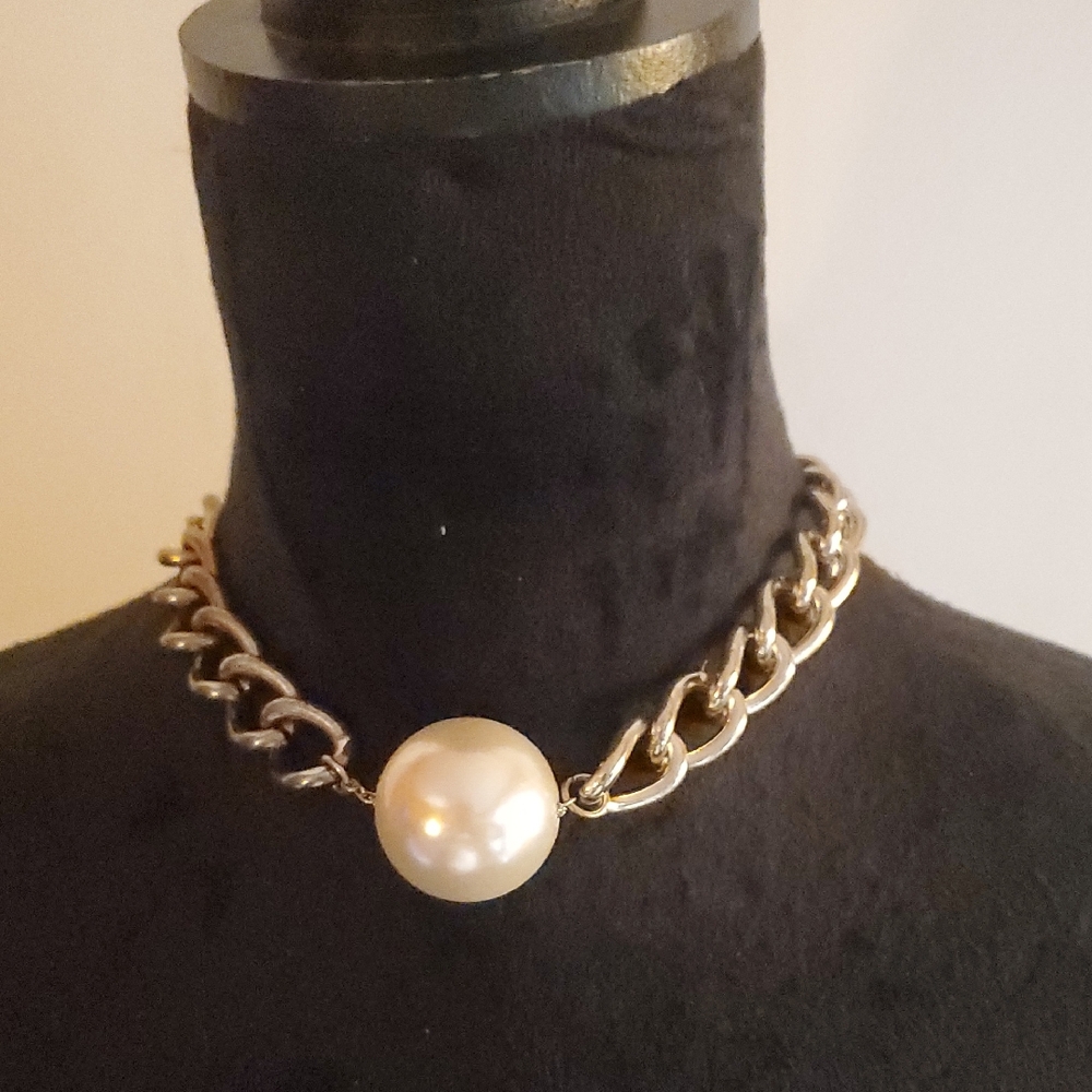 Elegant Gold Chain Necklace with Pearl Accent
